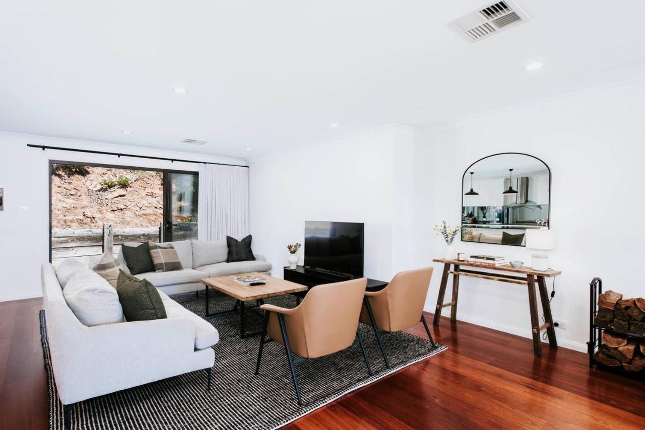 'omaroo' Homestead Escape Amongst Rolling Hills