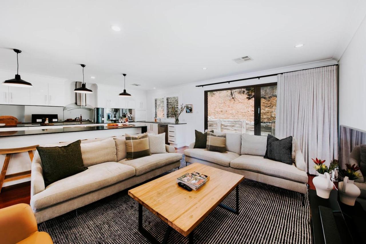 'omaroo' Homestead Escape Amongst Rolling Hills *