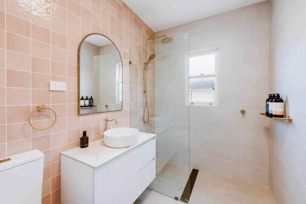 The Valerie - A Chic Family Haven In Town 4*