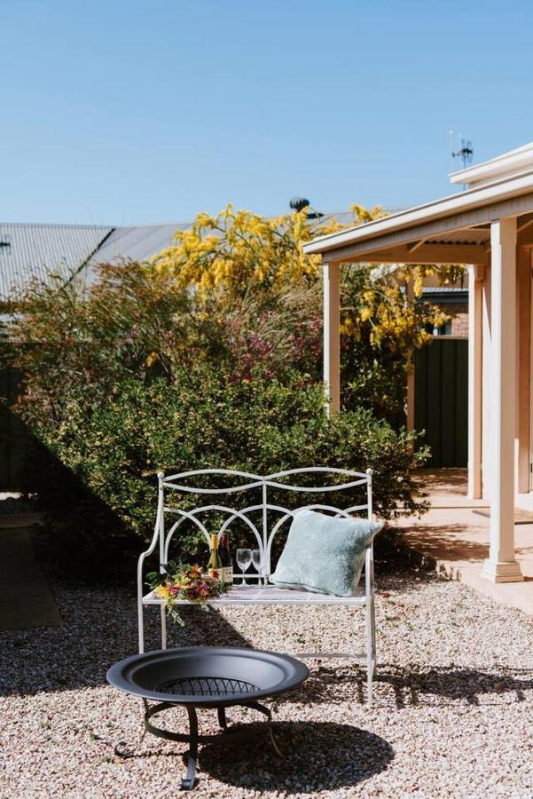 'pebble Lane Cottage' A Charming *