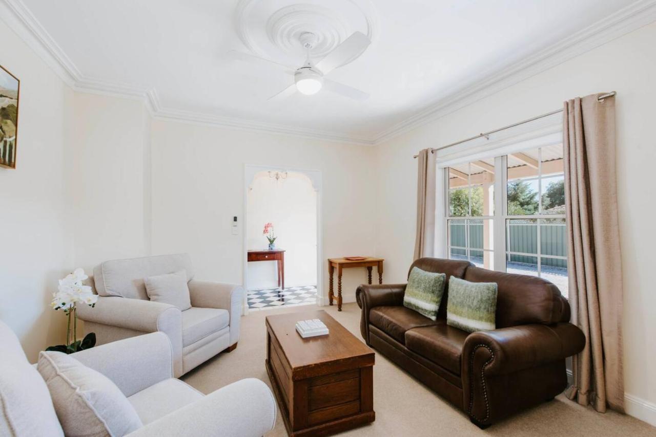 'pebble Lane Cottage' A Charming *