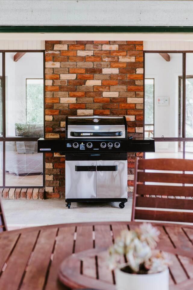Anton Pavilion - Cheerful Country Solace In * Mudgee