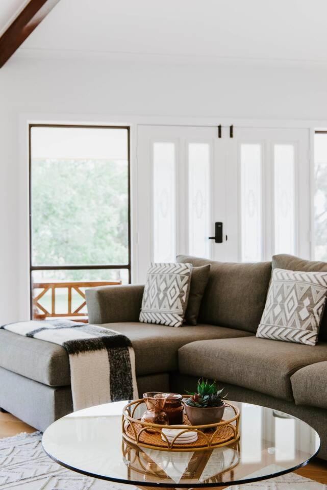 Anton Pavilion - Cheerful Country Solace In * Mudgee