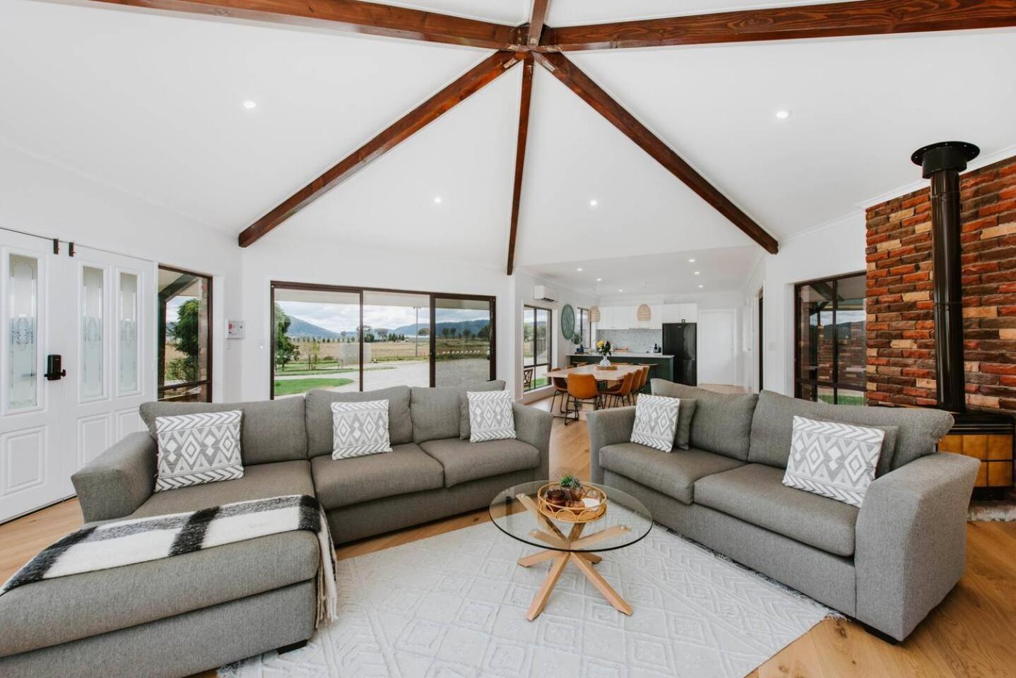 Anton Pavilion - Cheerful Country Solace In Mudgee