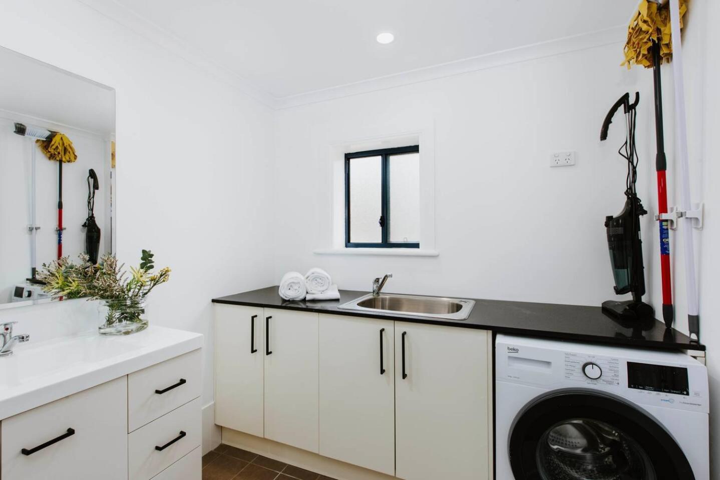 'the Gladstone' An Expansive Outdoor Oasis In Town Holiday home