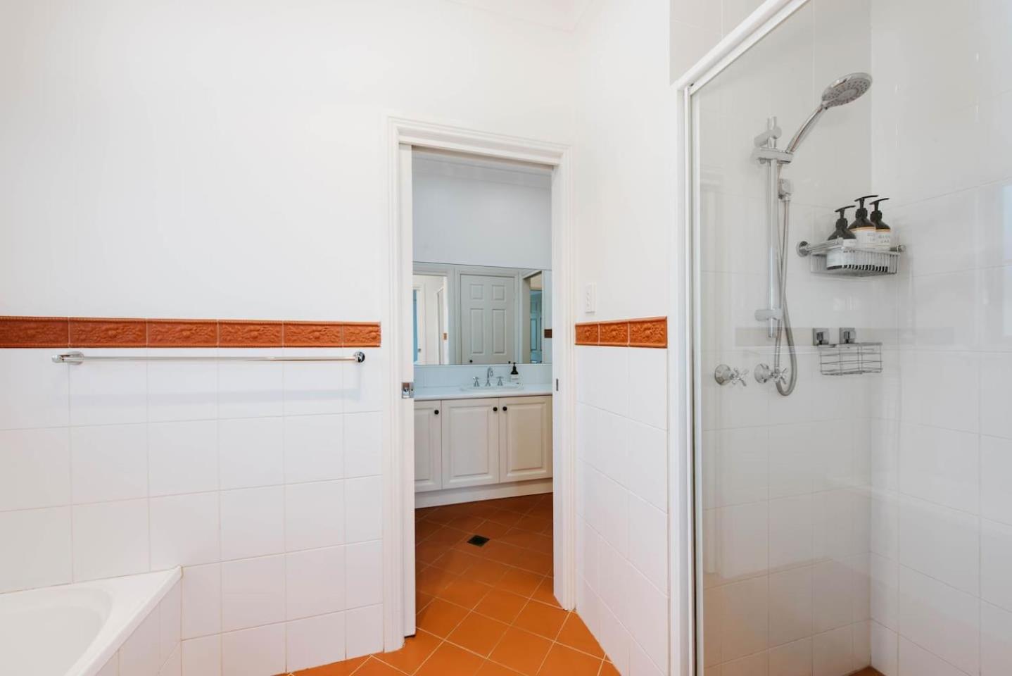 Mulberry On Melton - A Charming Poolside Holiday home *