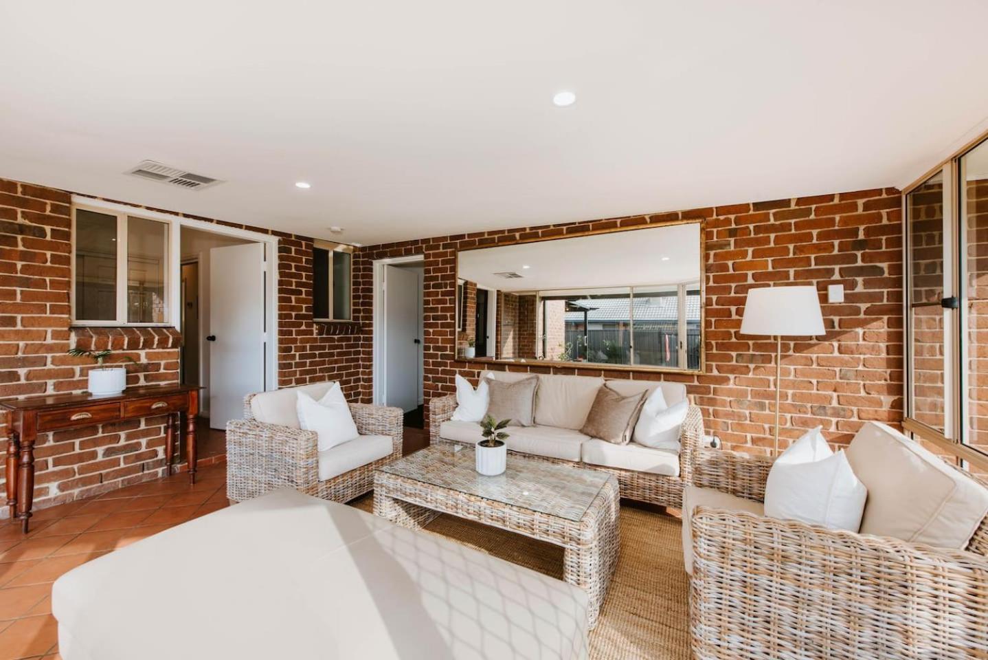 Mulberry On Melton - A Charming Poolside