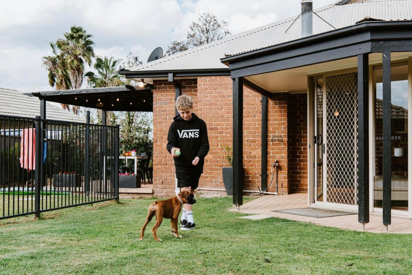 Mulberry On Melton - A Charming Poolside