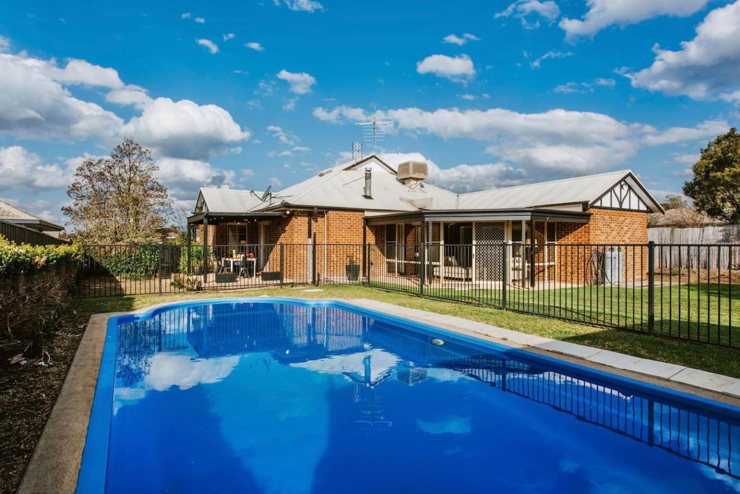 Holiday home Mulberry On Melton - A Charming Poolside