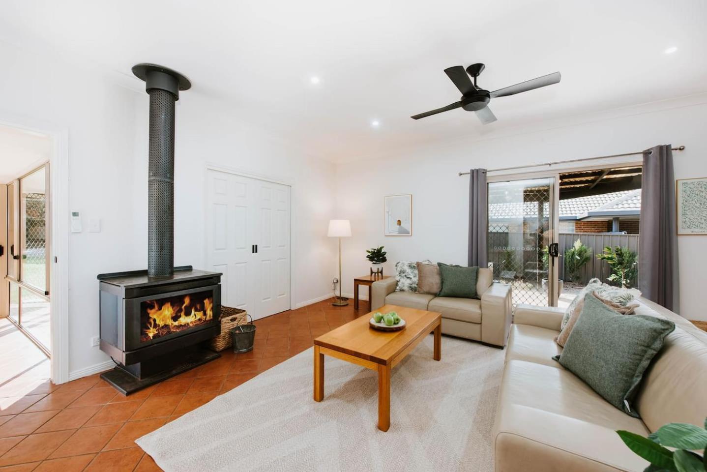 Holiday home Mulberry On Melton - A Charming Poolside