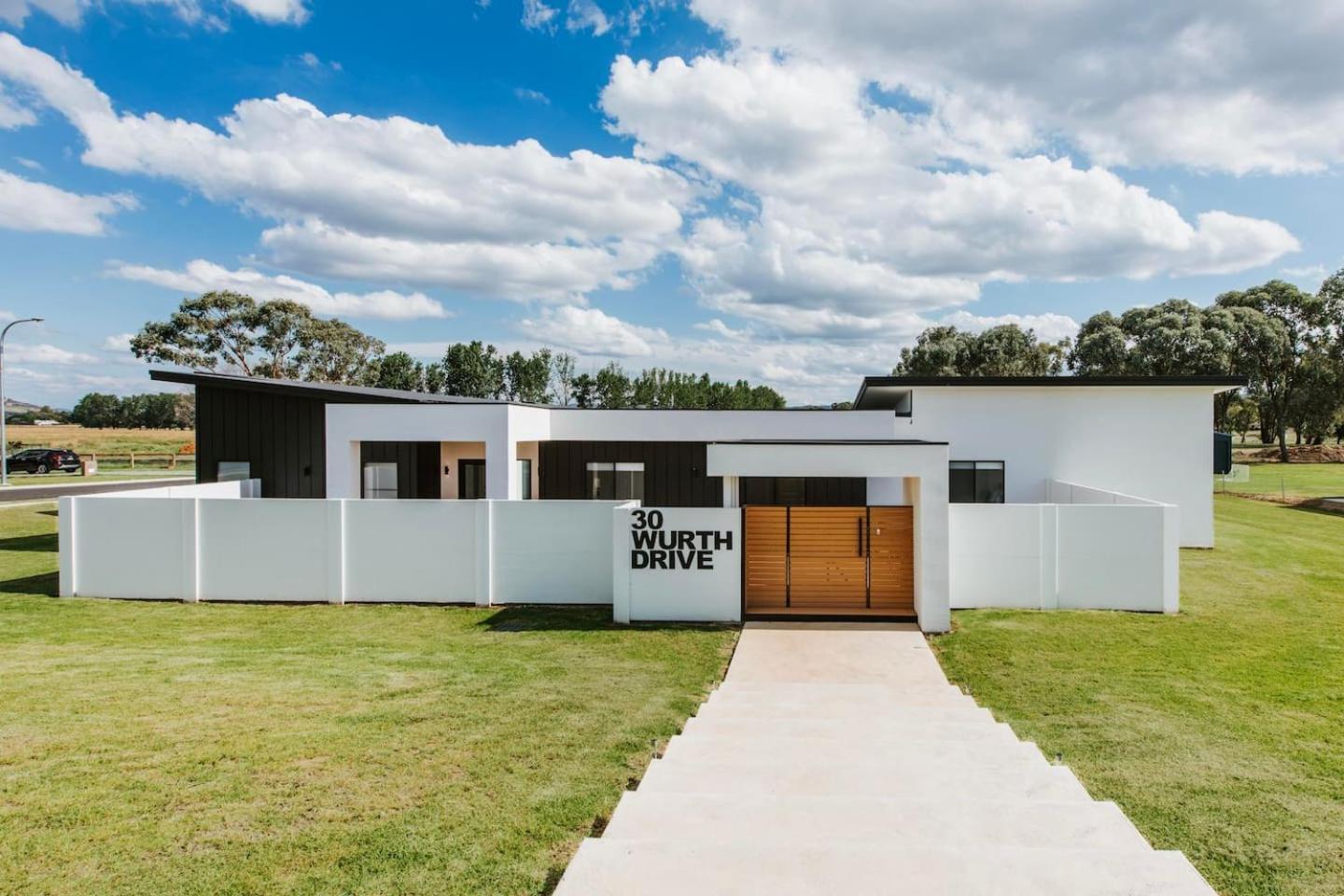 Wurth Wonders - Stunning Terra Modern Design Holiday home