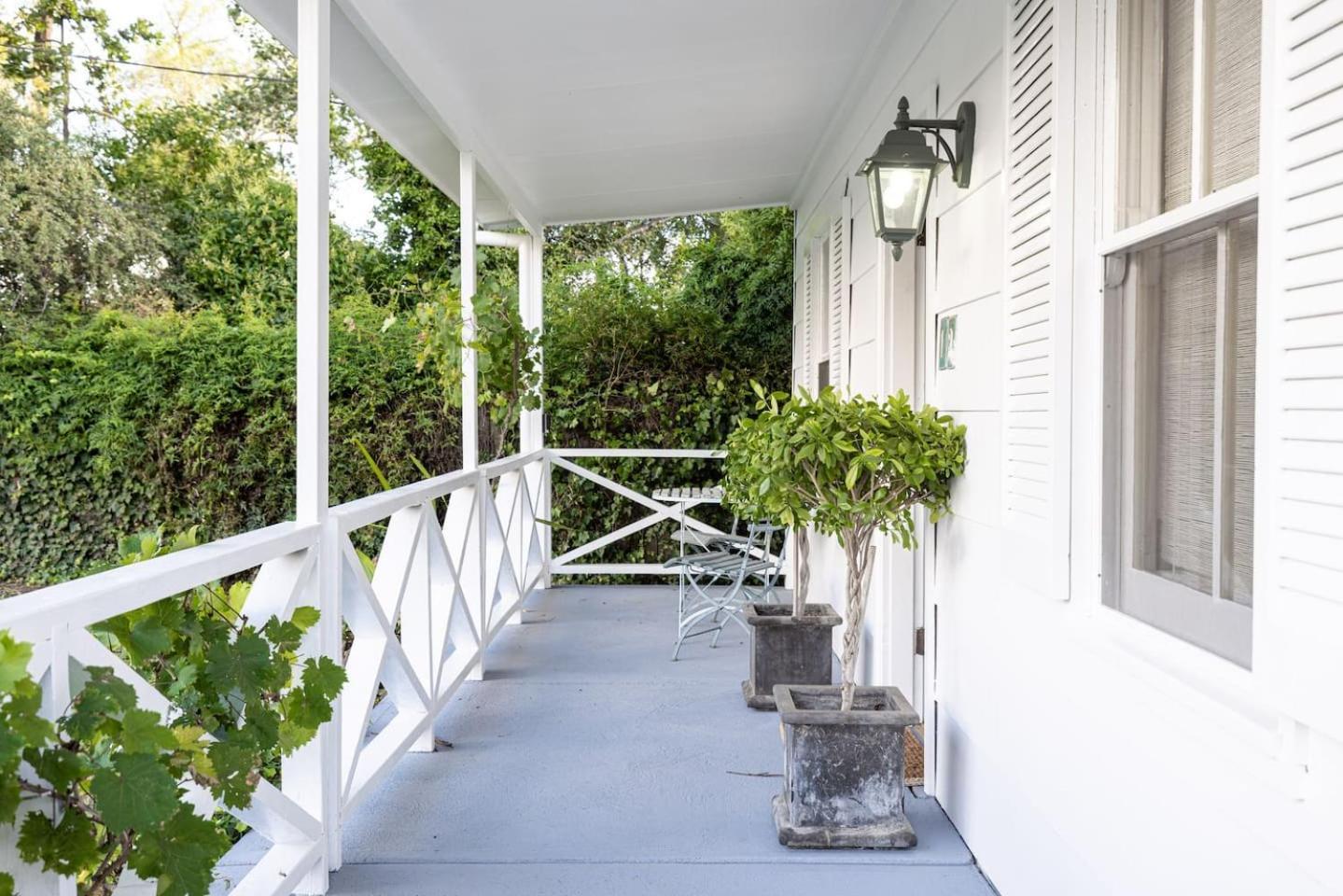 The Little White - Country Elegance Near Cbd Holiday home *