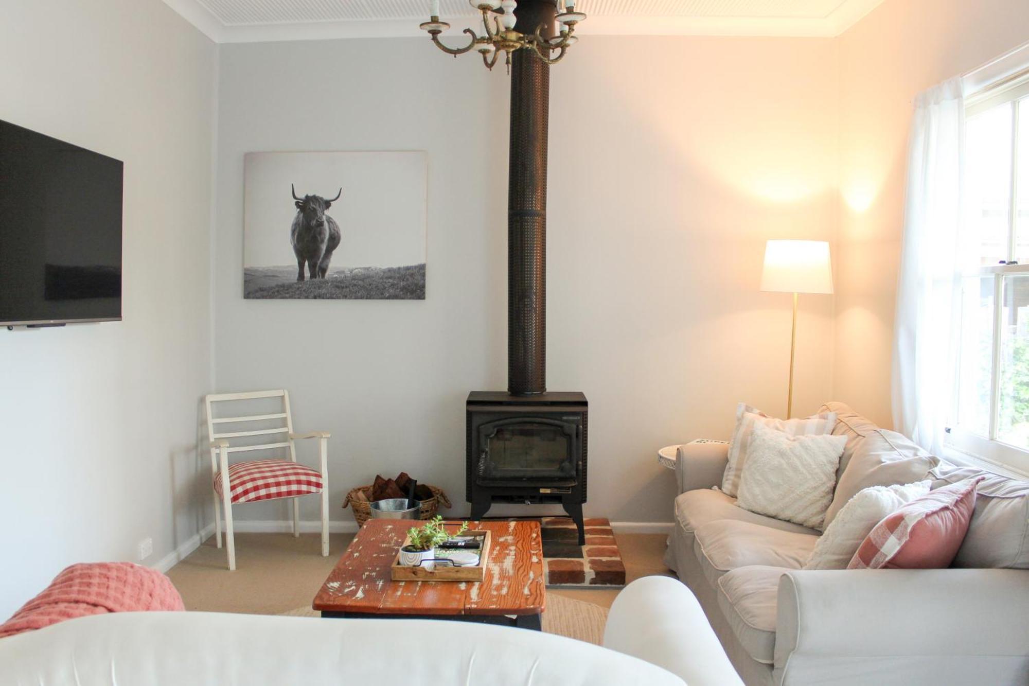Holiday home The Little White - Country Elegance Near Cbd