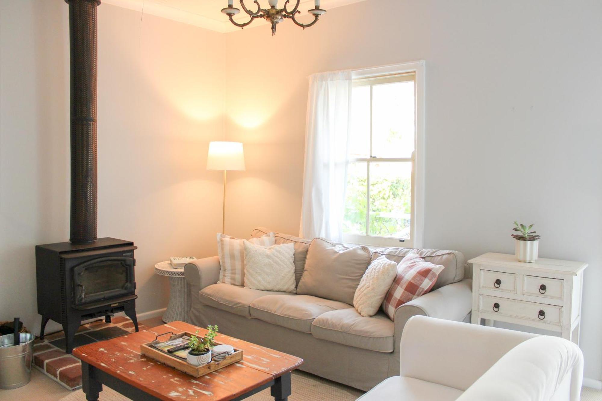 Holiday home The Little White - Country Elegance Near Cbd
