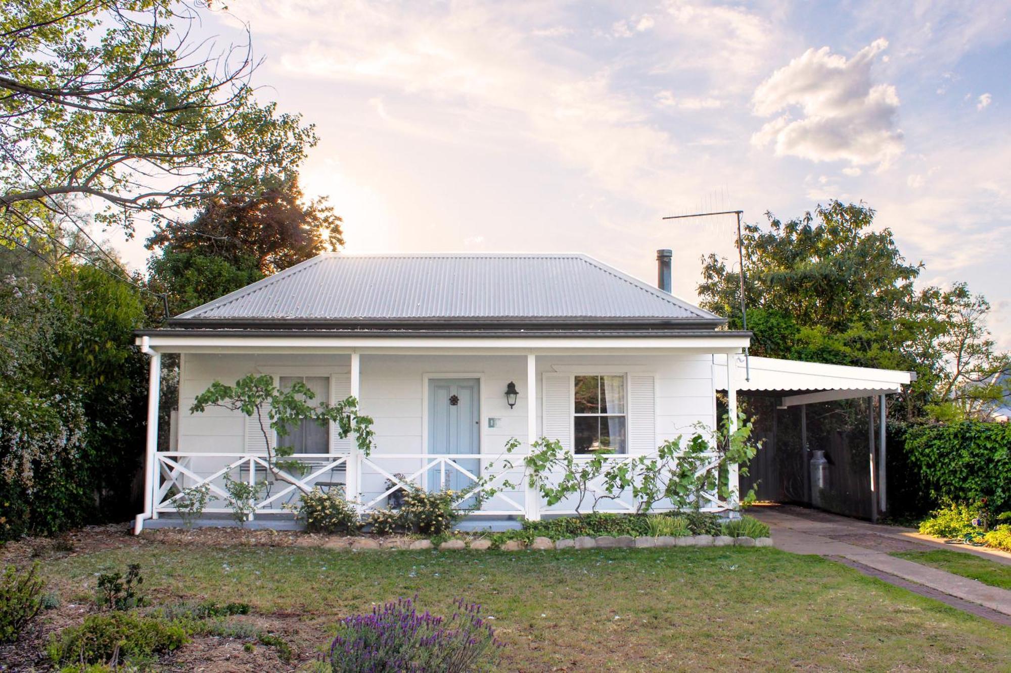 Holiday home The Little White - Country Elegance Near Cbd *