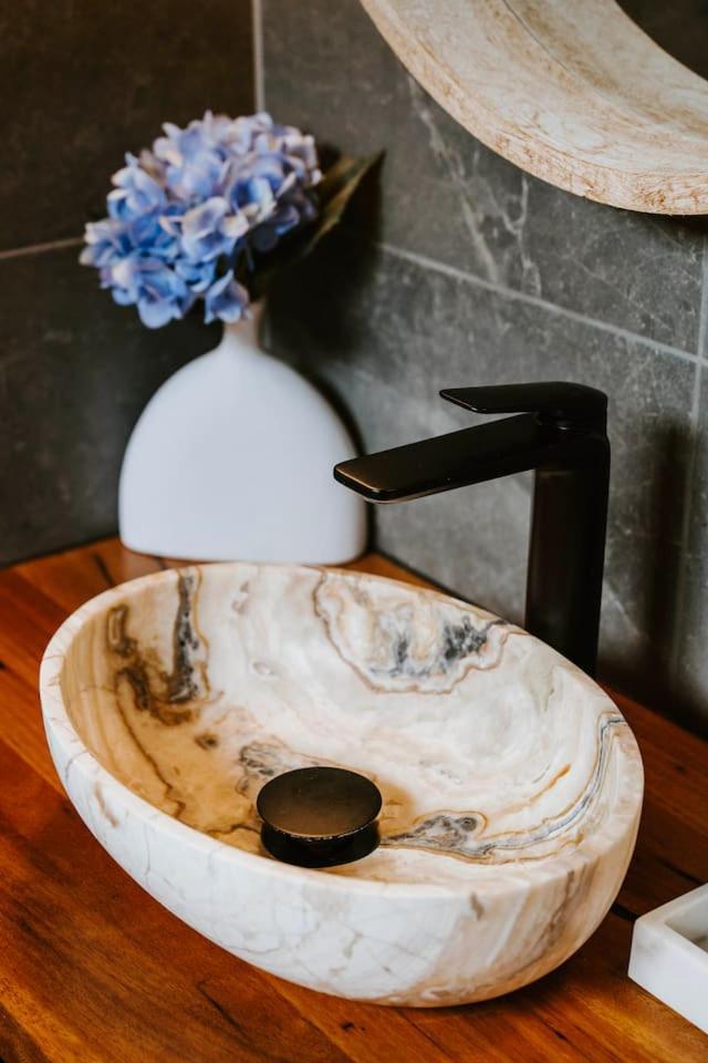 Moonlight At - Chic Soirees & Private Cinema Holiday home *