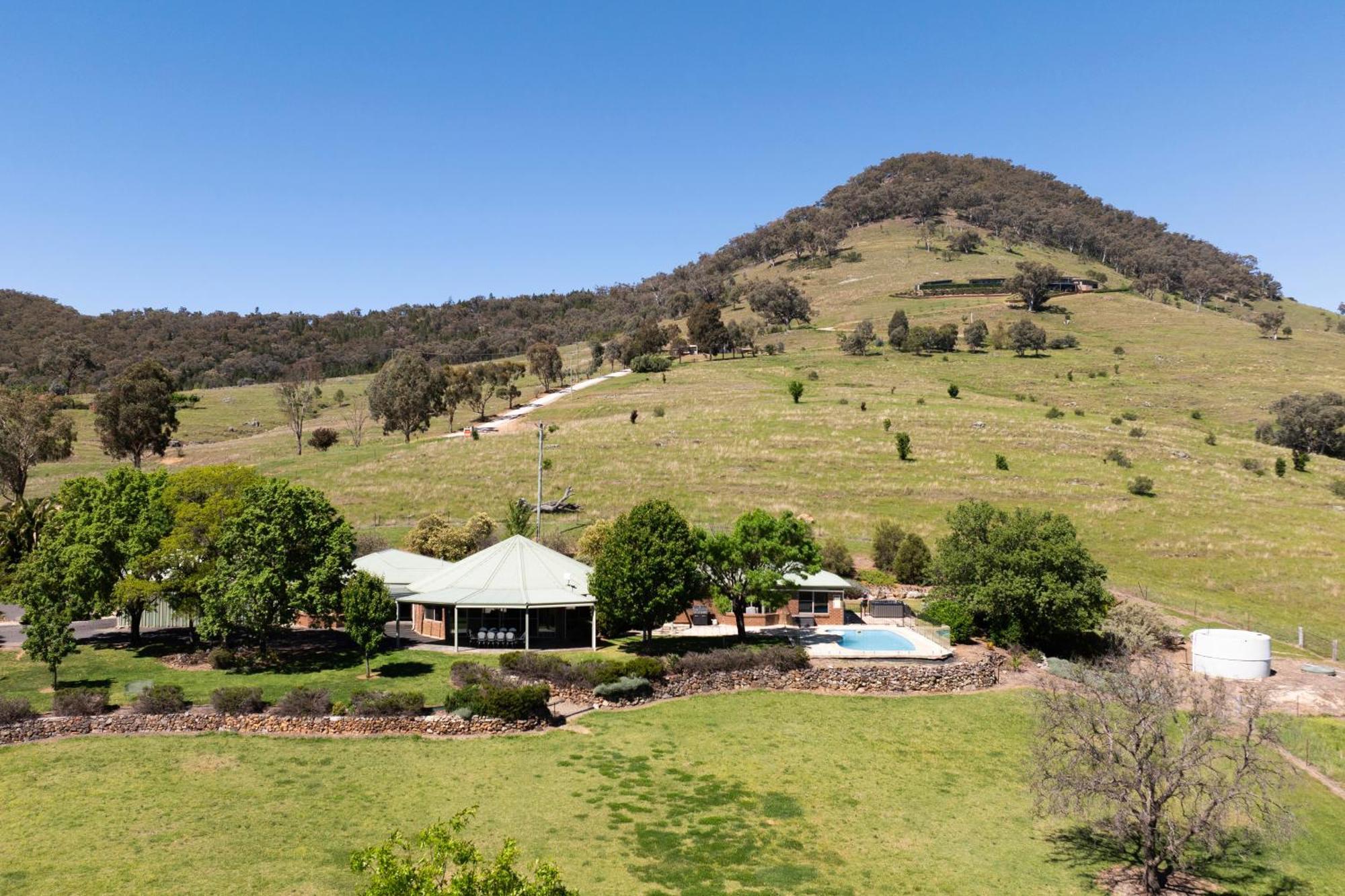 Allambie - Poolside Elegance In Countryside *