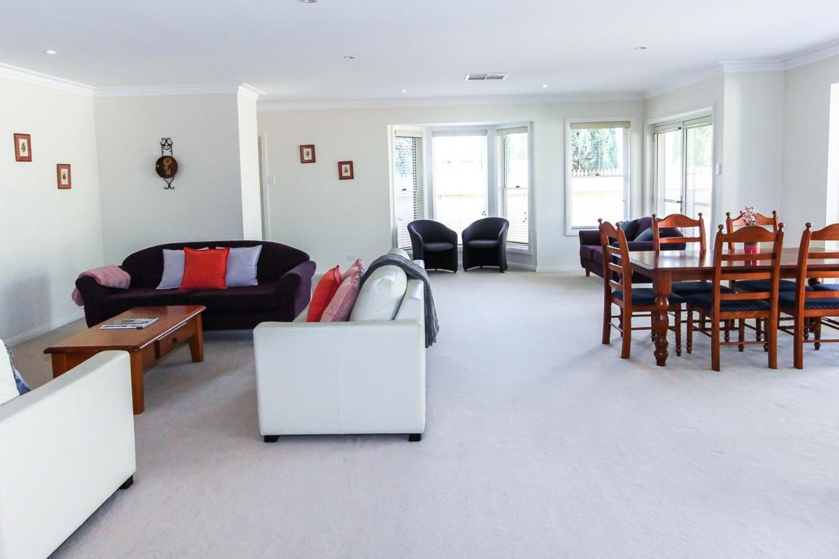 Time To Wine Down At Perry Street Villas * Mudgee