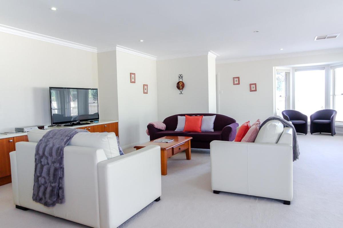 Time To Wine Down At Perry Street Villas * Mudgee