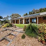 \'Omaroo\' Homestead Escape Amongst Rolling Hills