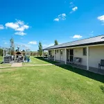 \'Vineyard Cottage\' A Golden Escape Among The Vines