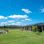 \'Vineyard Cottage\' A Golden Escape Among The Vines