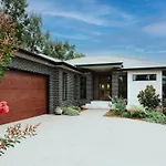 The Top Spot - A Modern All-Season Retreat