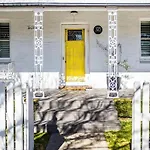 The Cottage On Market