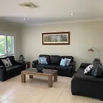 Spacious Resort Style Property With Pool In Mudgee - Rest Easy Mudgee Villa