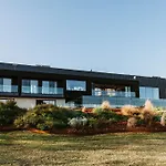 \'Black Rock\' A Sprawling Poolside Country Sanctuary