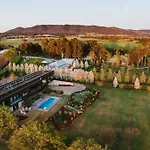 \'Black Rock\' A Sprawling Poolside Country Sanctuary