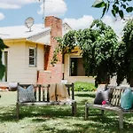 Burrundulla Farmhouse - Tranquil Country Allure