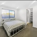 Marshfield Manor - Brand New With 4 Bedrooms And Close To Cbd And Sporting Complex