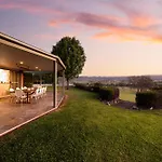 Allambie - Poolside Elegance In Mudgee Countryside