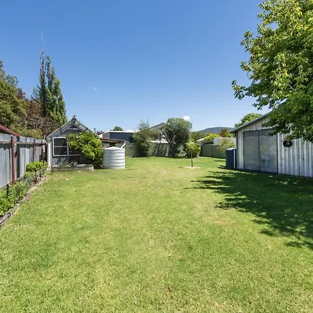 2-bed Escape With Large Backyard *