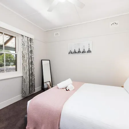 2-bed Escape With Large Backyard *