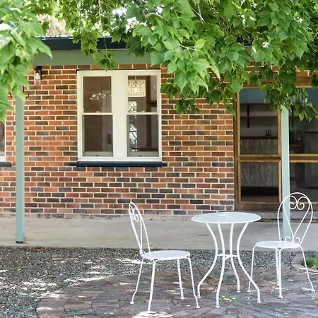 Holiday home 2-bed Escape With Large Backyard *