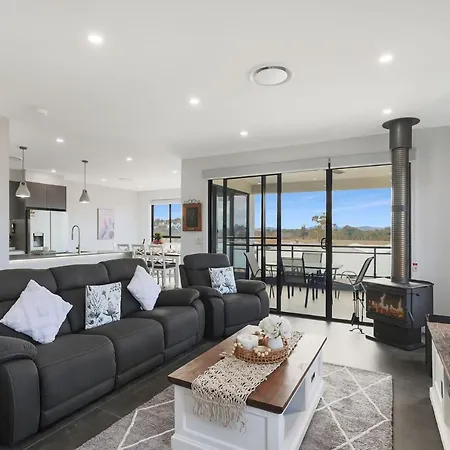 Illalangi Modern Escape With Stunning Views Holiday home