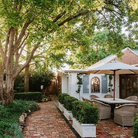 Holiday home Cawarra On The Park - Historic Grandeur *