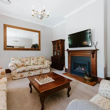 Holiday home Cawarra On The Park - Historic Grandeur *