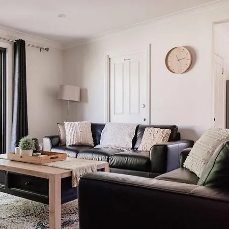 Live In The Heart Of At Fairbairn Apartment *