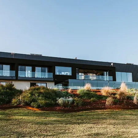 'black Rock' A Sprawling Poolside Country Sanctuary