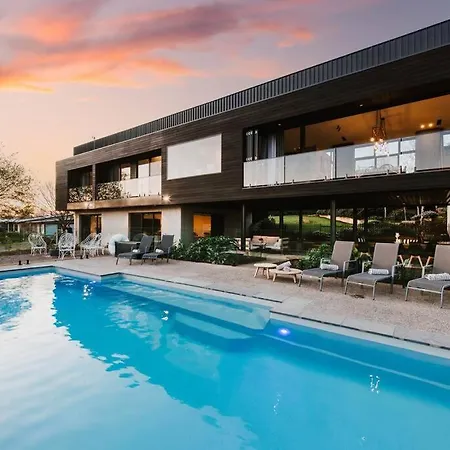 'black Rock' A Sprawling Poolside Country Sanctuary Holiday home *
