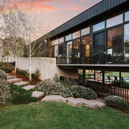 'black Rock' A Sprawling Poolside Country Sanctuary Holiday home