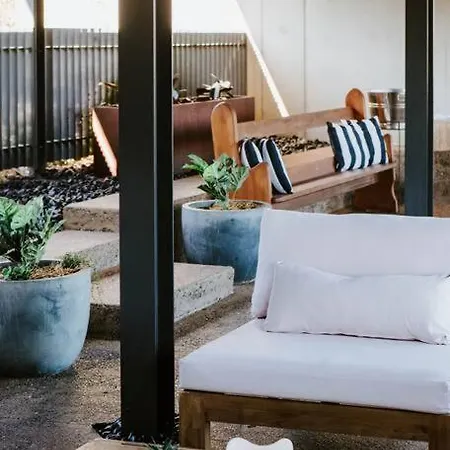 'black Rock' A Sprawling Poolside Country Sanctuary Holiday home
