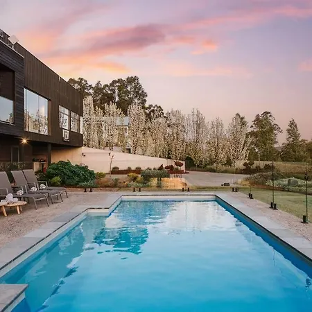 'black Rock' A Sprawling Poolside Country Sanctuary Holiday home *
