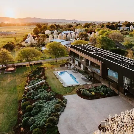 Holiday home 'black Rock' A Sprawling Poolside Country Sanctuary