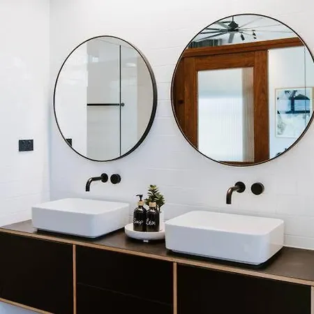 'black Rock' A Sprawling Poolside Country Sanctuary