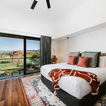 'black Rock' A Sprawling Poolside Country Sanctuary Holiday home
