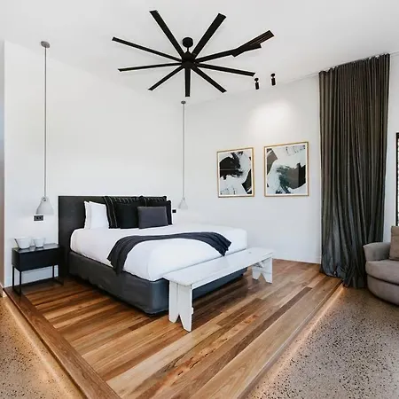 Holiday home 'black Rock' A Sprawling Poolside Country Sanctuary *